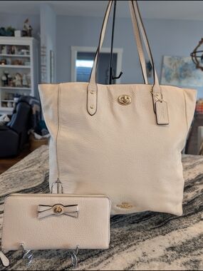 Coach Pebbled Leather Tote with Wallet Set in Chalk